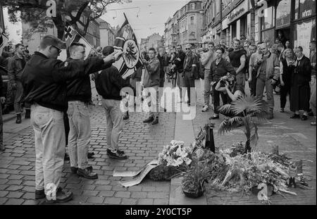 Deutschland, Dresden, 15. Juni 1991, Trauerzug für den neonazistischen Rainer Sonntag, erschossen von Zuhältern, Kranzniederlegung am Tatort der mur Stockfoto