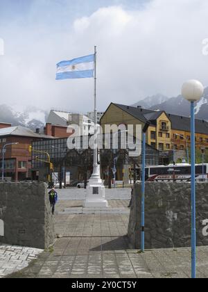 Platz am Eingang zum Hafen mit argentinischer Flagge, Hotel Albatros, Ushuaia, Feuerland, Argentinien, Südamerika Stockfoto