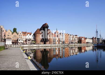 Altstadt von Danzig in Polen, historische Skyline des Stadtzentrums mit Reflexion im Fluss Motlawa Stockfoto