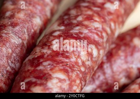 Kalbfleisch-Trockenwurst beim Schneiden, Zubereitung von Snacks aus Kalbfleisch-Trockenwurst Stockfoto