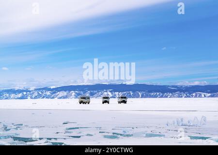 Graue Autos bleiben auf verschneiten Oberfläche des gefrorenen Baikalsee in Russland Stockfoto