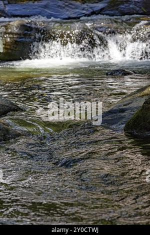 Kleiner Fluss und Wasserfall zwischen den Felsen der Itatiaia-Nationalpark in Penedo, Rio De Janeiro Stockfoto