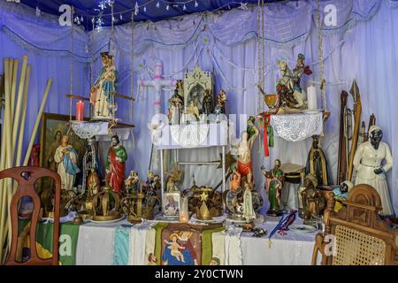 Brasilianischer religiöser Altar, der Elemente von Umbanda, Kerzen und katholizismus im Synkretismus der lokalen Kultur und Religion vermischt Stockfoto