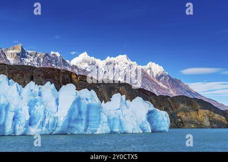 Blauer Eisberg der Grey Gletscher, die kräuselung der Grauen See und die schöne Bergwelt im Torres del Paine Nationalpark in Chile Stockfoto