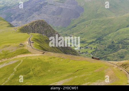 Zu Fuß vom Mount Snowdon auf dem Llanberis Path, Snowdonia, Gwynedd, Wales, Großbritannien, Blick nach Norden in Richtung Clogwyn Bahnhof mit zwei Zügen ungefähr Stockfoto