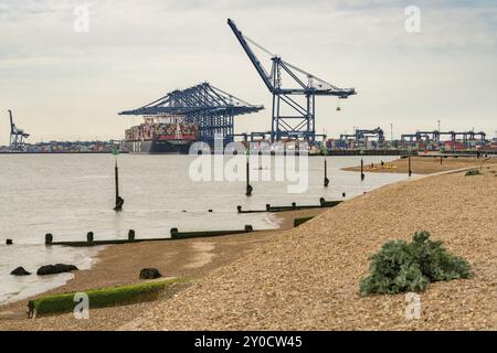 Felixstowe, Suffolk, England, Vereinigtes Königreich, 28. Mai, 2017: der Hafen von Felixstowe mit einigen Kränen, Containern und einem Containerschiff Stockfoto