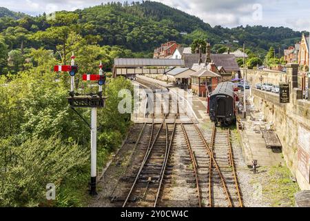 Llangollen, Denbighshire, Wales, UK, August 31, 2016: Blick von der Llangollenbrücke in Richtung Bahnhof Stockfoto