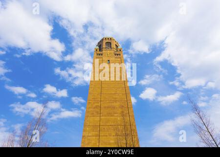 Low Angle Blick auf den Uhrturm auf dem Campus der Daejeon Institut für Wissenschaft und Technologie an einem sonnigen blauen Himmel Tag in Südkorea. Horizontale Stockfoto