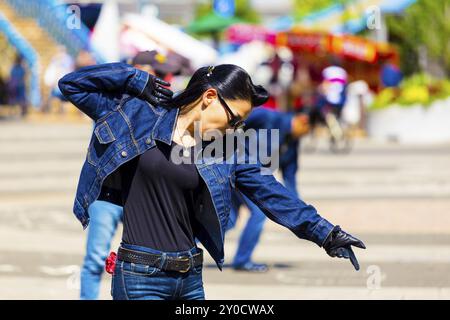 TOKIO, JAPAN, 26. JUNI 2016: Weibliche Rockabilly tanzt in voller jeans-Outfit und geschlitzten Haaren wöchentlich im Yoyogi Park zu Rock and Roll Musik Stockfoto