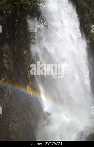 Tosender Wasserfall in den Bergen Stockfoto