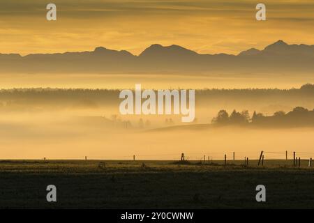 Den Sonnenaufgang über den Alpen in Bayern Stockfoto