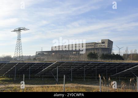 Sprengung des ehemaligen Werks III aus dem Kraftwerk Hagenwerder III in Goerlitz am 05. Dezember 2015 um 11 Uhr. Der Bunkerschwerbau fiel wie geplant Burstin Stockfoto