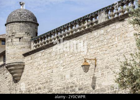 Historische Mauer in der kleinen Stadt Uzes, Südfrankreich Stockfoto