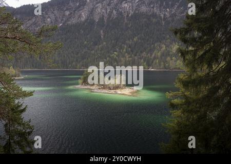 Kleine Insel im Eibsee, Bayern, im Frühjahr Stockfoto