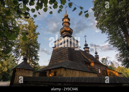 Iglesia greco-catolica de Ropica Gorna, construida integramente con madera, voivodato de la Pequena Polonia, Carpatos, Polonia Stockfoto