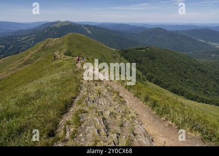 Senderistas en la cresta de polonina Carynska, Parque nacional Bieszczady, Reserva de la UNESCO llamada Reserva de la biosfera Carpatica Oriental, voi Stockfoto