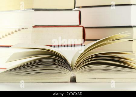 Stapel Bücher auf dem Tisch Stockfoto