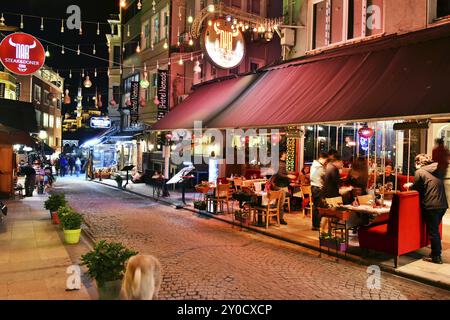 ISTANBUL, TÜRKEI, 24. April 2017: Restaurants sind eine großartige touristische Attraktion und ein wichtiger Teil des Nachtlebens in der Nachbarschaft von Sultan Ahmed Mo Stockfoto