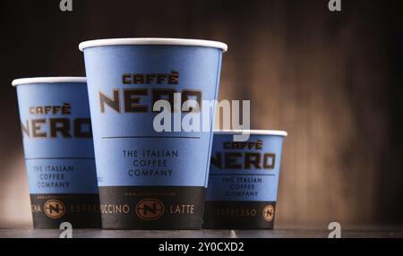 Caffe Nero eine Kaffeehausmarke mit Hauptsitz in London, die 1990 gegründet wurde. Es betreibt weltweit mehr als 700 Kaffeehäuser Stockfoto