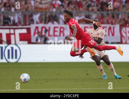 München, Deutschland. September 2024. Adamu (L) von Freiburg streitet mit Upamecano von Bayern München beim Fußball-Spiel der ersten Bundesliga zwischen Bayern München und dem SC Freiburg in München am 1. September 2024. Quelle: Philippe Ruiz/Xinhua/Alamy Live News Stockfoto