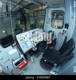Fahrerkabine der U-Bahn-Züge: Sitz, Armaturenbrett, Griff für die Geschwindigkeitsregelung. Stockfoto