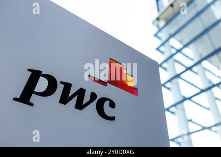 München, Deutschland. August 2024. Das Logo von PricewaterhouseCoopers International (PwC) ist am 29. August 2024 auf einer Stele vor dem Firmensitz in München (Bayern) zu sehen. PricewaterhouseCoopers International (PwC) ist ein weltweites Netzwerk rechtlich unabhängiger und autonomer Unternehmen in den Bereichen Wirtschaftsprüfung, Steuerberatung sowie Wirtschafts- und Managementberatung. PwC bietet branchenspezifische Dienstleistungen in den Bereichen Wirtschaftsprüfung, Steuerberatung und Unternehmensberatung an. Quelle: Matthias Balk/dpa/Alamy Live News Stockfoto
