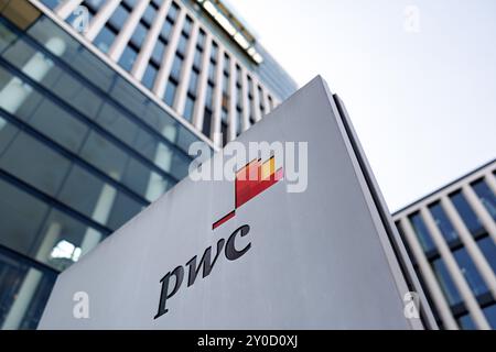 München, Deutschland. August 2024. Das Logo von PricewaterhouseCoopers International (PwC) ist am 29. August 2024 auf einer Stele vor dem Firmensitz in München (Bayern) zu sehen. PricewaterhouseCoopers International (PwC) ist ein weltweites Netzwerk rechtlich unabhängiger und autonomer Unternehmen in den Bereichen Wirtschaftsprüfung, Steuerberatung sowie Wirtschafts- und Managementberatung. PwC bietet branchenspezifische Dienstleistungen in den Bereichen Wirtschaftsprüfung, Steuerberatung und Unternehmensberatung an. Quelle: Matthias Balk/dpa/Alamy Live News Stockfoto