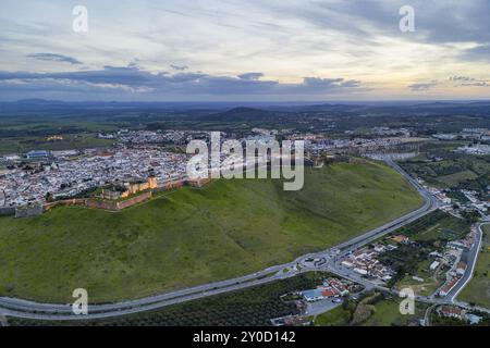 Elvas Stadtbild Drohne Luftpanorama mit schöner grüner Landschaft von Alentejo, in Portugal Stockfoto