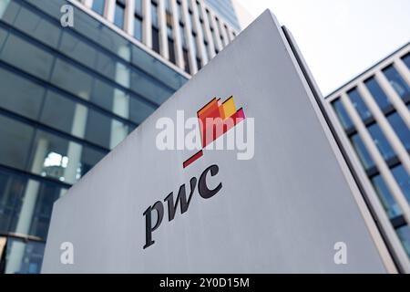 München, Deutschland. August 2024. Das Logo von PricewaterhouseCoopers International (PwC) ist am 29. August 2024 auf einer Stele vor dem Firmensitz in München (Bayern) zu sehen. PricewaterhouseCoopers International (PwC) ist ein weltweites Netzwerk rechtlich unabhängiger und autonomer Unternehmen in den Bereichen Wirtschaftsprüfung, Steuerberatung sowie Wirtschafts- und Managementberatung. PwC bietet branchenspezifische Dienstleistungen in den Bereichen Wirtschaftsprüfung, Steuerberatung und Unternehmensberatung an. Quelle: Matthias Balk/dpa/Alamy Live News Stockfoto