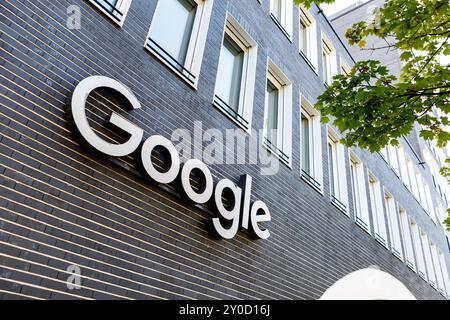 München, Deutschland. August 2024. Das Google-Logo ist am 29. August 2024 in München (Bayern) an der Fassade vor dem Firmensitz in München zu sehen. Das Entwicklungszentrum des Unternehmens befindet sich in Arnulfpark. Quelle: Matthias Balk/dpa/Alamy Live News Stockfoto