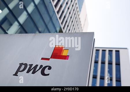 München, Deutschland. August 2024. Das Logo von PricewaterhouseCoopers International (PwC) ist am 29. August 2024 auf einer Stele vor dem Firmensitz in München (Bayern) zu sehen. PricewaterhouseCoopers International (PwC) ist ein weltweites Netzwerk rechtlich unabhängiger und autonomer Unternehmen in den Bereichen Wirtschaftsprüfung, Steuerberatung sowie Wirtschafts- und Managementberatung. PwC bietet branchenspezifische Dienstleistungen in den Bereichen Wirtschaftsprüfung, Steuerberatung und Unternehmensberatung an. Quelle: Matthias Balk/dpa/Alamy Live News Stockfoto