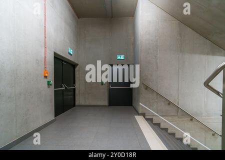 Betontreppe Notausgangstür Stockfoto