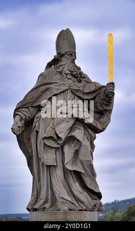 Statue, Skulptur des Heiligen Burkardus, erster Bischof von Würzburg, Burkard, Burkhard, auf der alten Mainbrücke, Würzburg, Unterfranken, Bayern, Deutschland, Stockfoto