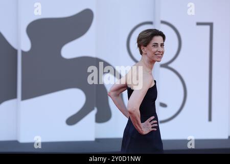 Venedig, Italien. September 2024. Schauspielerin Fernanda Torres aus dem Film „Ich bin noch hier“ posiert für ein Foto auf dem roten Teppich vor der Premiere des Films während des 81. Venedig Filmfestivals am 1. September 2024 in Venedig. Quelle: Li Jing/Xinhua/Alamy Live News Stockfoto