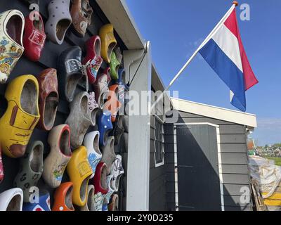 Zaandam, Niederlande. 30. April 2024. Touristen im Zaanse Schans. Typisch Niederländisch: Holzschuhe, Tulpen und Windmühlen Stockfoto