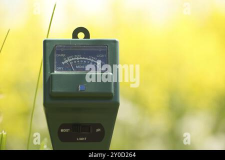 Landwirtschaftsmessgerät in Nahaufnahme über unscharfen Hintergrund. Hochtechnologie-Landwirtschaftskonzept Stockfoto