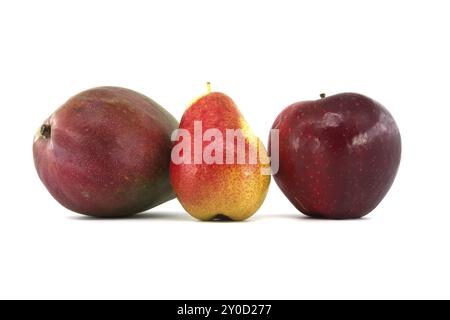 Frische, mehrfarbige, reife Mango, Birnen und rote Apfelfrüchte, isoliert auf weißem Hintergrund Stockfoto