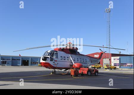 Hubschrauber am Flughafen Ilulissat, Icefjord, Disko Bay, Qaasuitsup, Grönland, Polarregionen, Arktis, Nordamerika Stockfoto