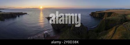 Dunnottar Castle, Burgruinen bei Sonnenaufgang auf den Klippen, Drohnenschuss, Stonehaven, Aberdeenshire, Schottland, Großbritannien Stockfoto