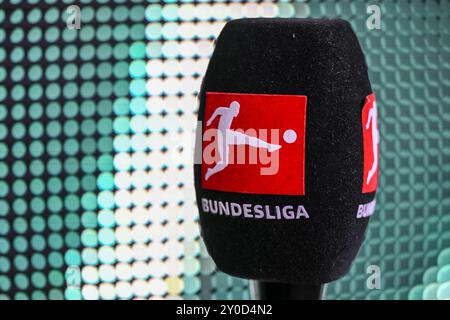 Heidenheim, Deutschland. September 2024. Fußball: Bundesliga, 1. FC Heidenheim - FC Augsburg, Spieltag 2, Voith-Arena. Mikrofon mit Bundesliga-Logo. Hinweis: Harry langer/dpa - WICHTIGER HINWEIS: Gemäß den Vorschriften der DFL Deutschen Fußball-Liga und des DFB Deutschen Fußball-Bundes ist es verboten, im Stadion und/oder des Spiels aufgenommene Fotografien in Form von sequenziellen Bildern und/oder videoähnlichen Fotoserien zu verwenden oder zu verwenden./dpa/Alamy Live News Stockfoto