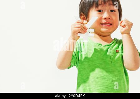 Junge mit dem Währungssymbol von Yen Stockfoto