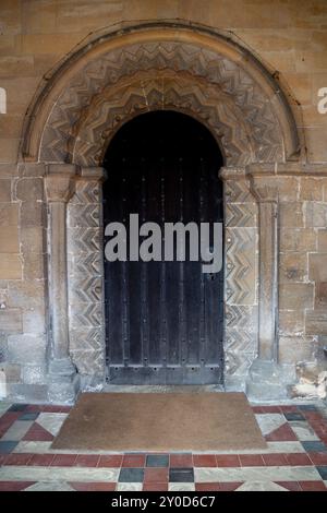 Die Norman South Doorway, St. Nicholas Church, Cottesmore, Rutland, England, UK Stockfoto