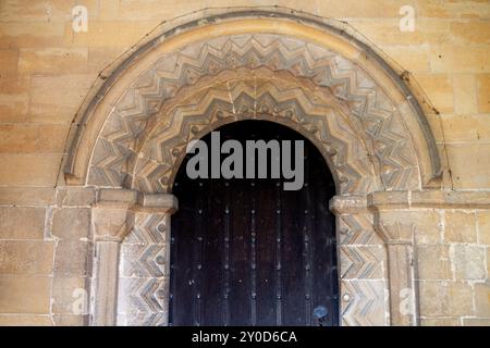 Die Norman South Doorway, St. Nicholas Church, Cottesmore, Rutland, England, UK Stockfoto