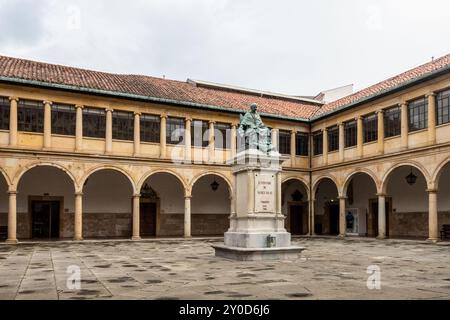 Die Statue des Erzbischofs Fernando de Valdés Salas im Innenhof der Bibliothek der Universität Oviedo, umgeben von eleganten Bögen und historischen bui Stockfoto