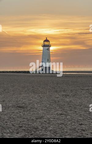 Sonnenuntergang am Leuchtturm in der Nähe von Ayr Talacre, Flintshire, Clwyd, Wales, Großbritannien Stockfoto