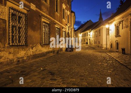 Stadt Bratislava in der Slowakei, Altstadt, Kopfsteinpflasterstraße Kapitulska bei Nacht Stockfoto