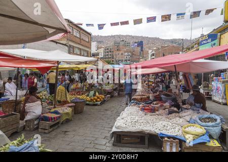 La Paz, Bolivien, 24. Oktober 2015: Menschen, die auf dem Straßenmarkt verkaufen und kaufen, Südamerika Stockfoto