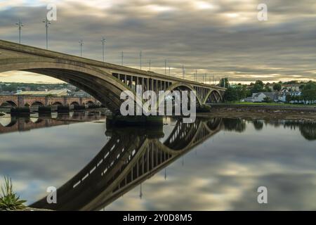 Royal Tweed Bridge und Berwick Bridge im Hintergrund und führt über den Fluss Tweed in Berwick-Upon-Tweed, Northumberland, England, Großbritannien Stockfoto