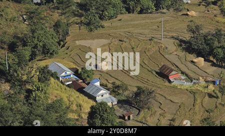 Reisfelder und Bauernhäuser in der Annapurna Conservation Area, Nepal. Szene in der Nähe von Bhulbhule Stockfoto