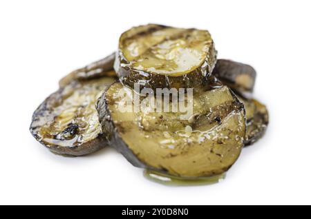 Antipasti (gegrillte Zucchinis), isoliert auf weißem Hintergrund (selektiver Fokus, Nahaufnahme) Stockfoto